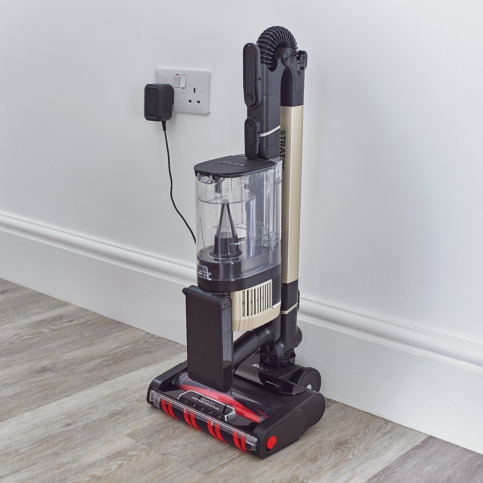 Shark Stratos Cordless Vacuum w/ Anti Hair Wrap & Clean Sense IQ IZ400UKT